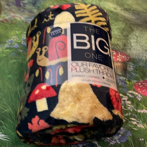 The Big One Oversized Supersoft Plush Throw
Color: Mushroom, Size: Throw, NWT - Picture 2 of 8